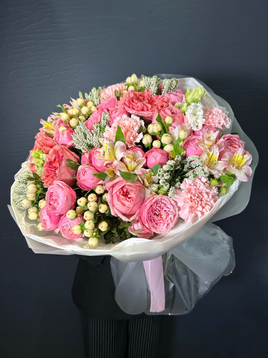 Букет из пионовидных роз и экзотических цветов "Ягодный Блюз"