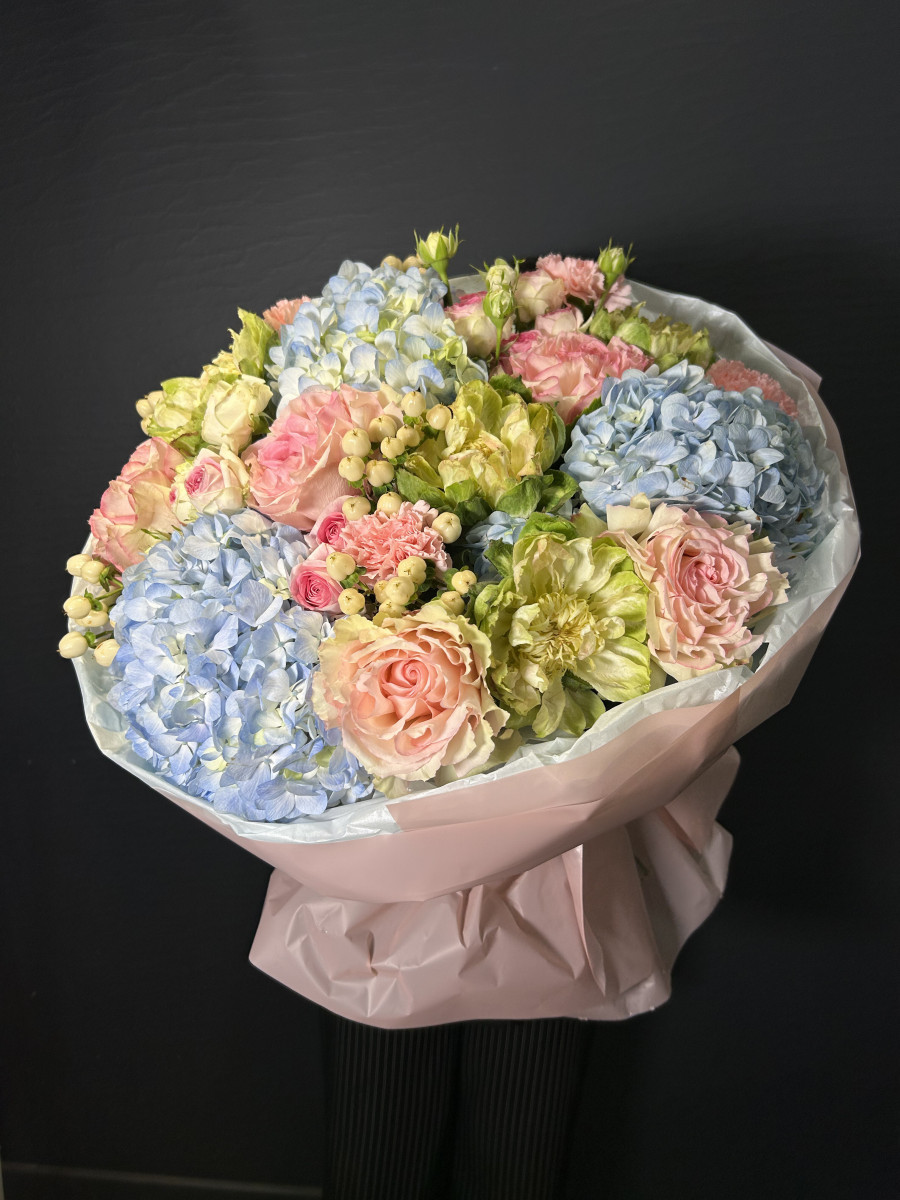 Букет из гортензий и пионовидных роз "Комплимент Королеве"