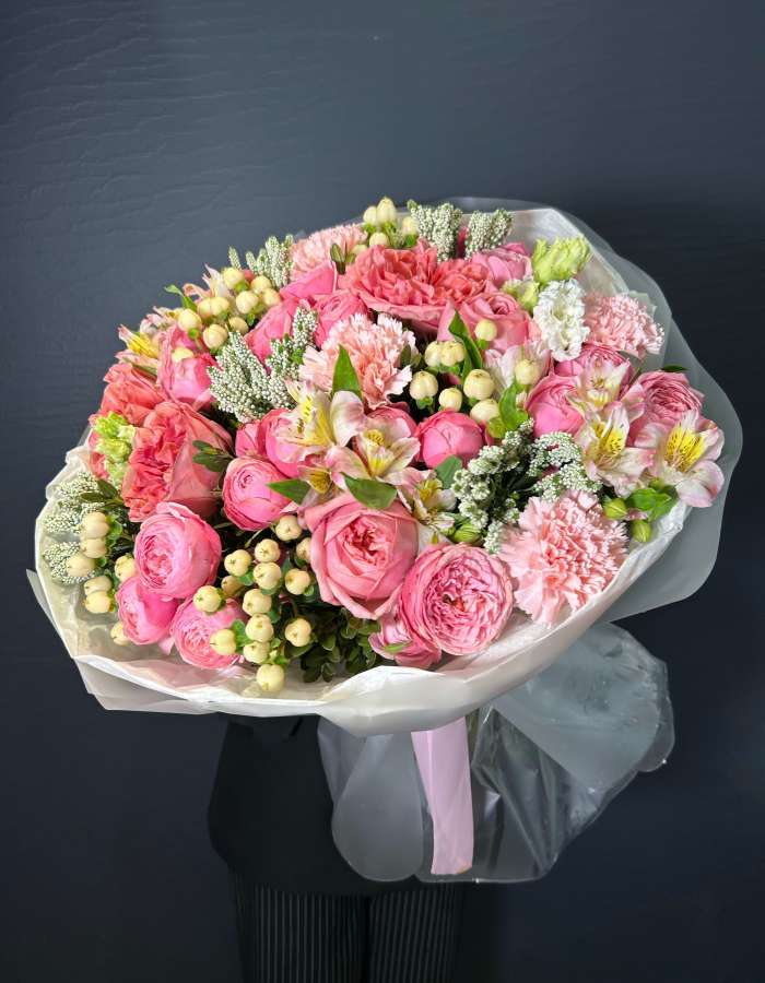 Букет из пионовидных роз и экзотических цветов "Ягодный Блюз"