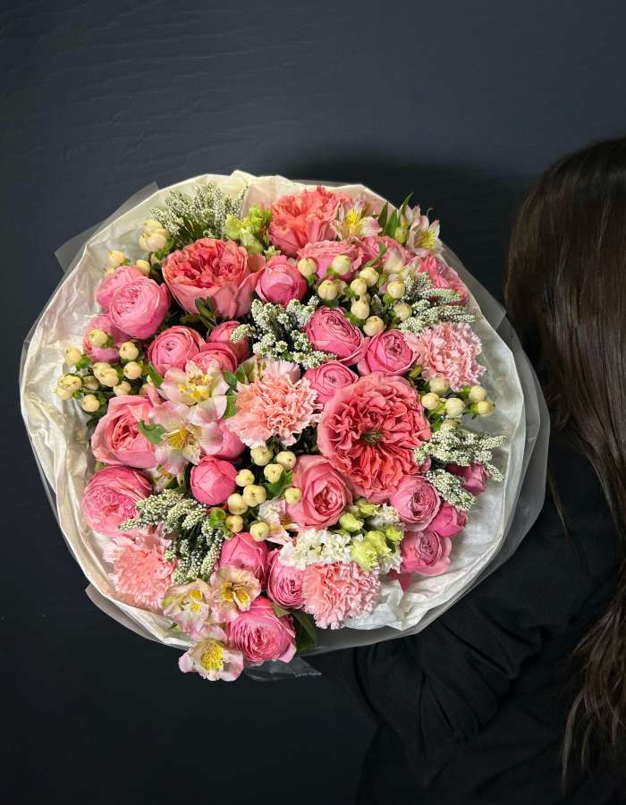 Букет из пионовидных роз и экзотических цветов "Ягодный Блюз"