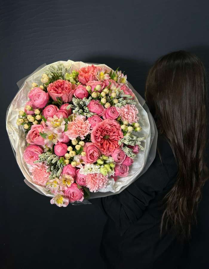 Букет из пионовидных роз и экзотических цветов "Ягодный Блюз"