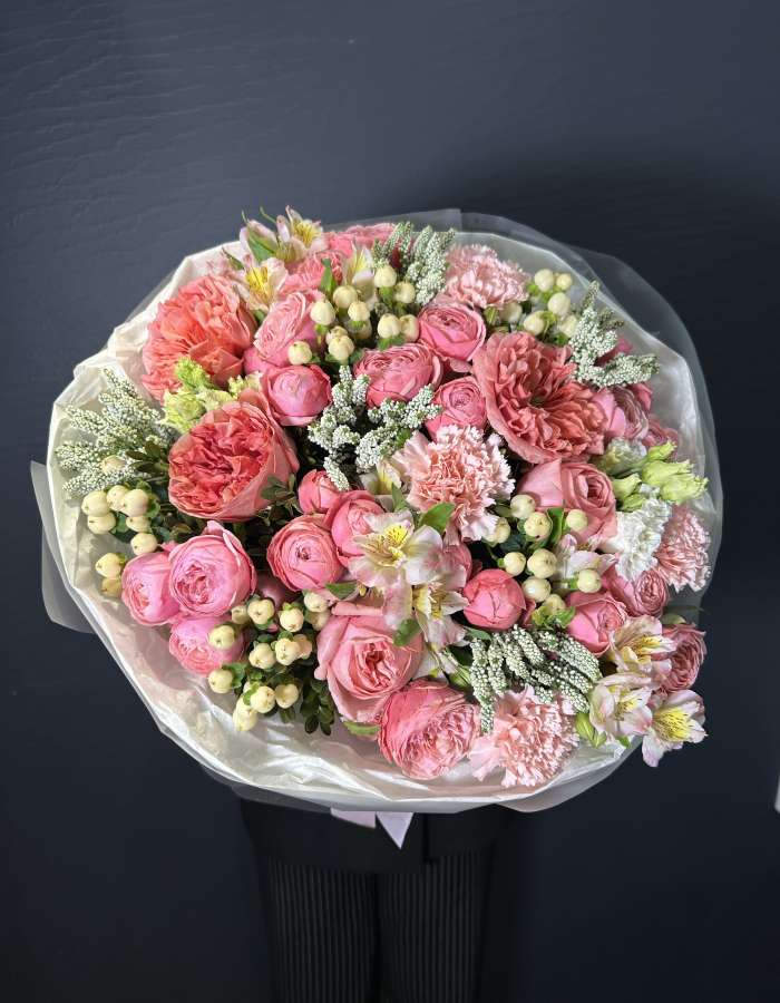 Букет из пионовидных роз и экзотических цветов "Ягодный Блюз"