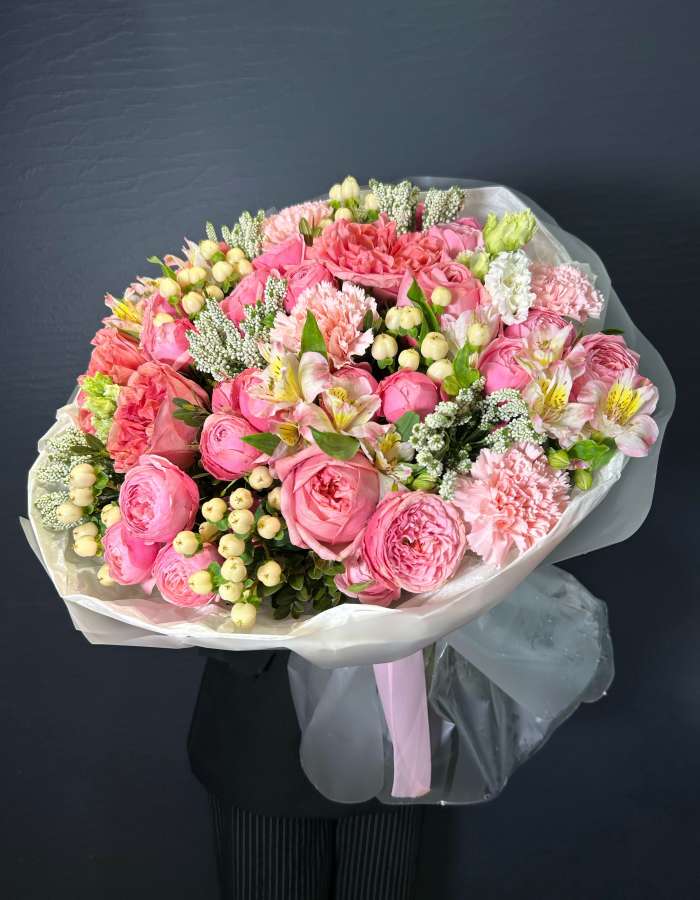 Букет из пионовидных роз и экзотических цветов "Ягодный Блюз"