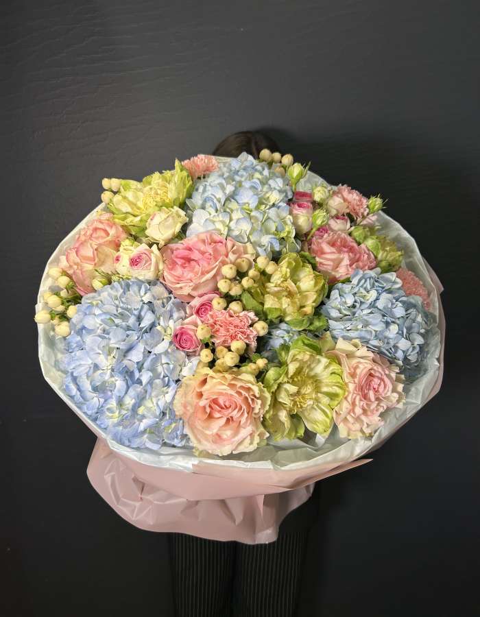 Букет из гортензий и пионовидных роз "Комплимент Королеве"
