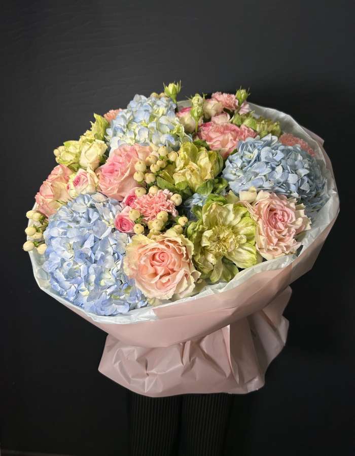 Букет из гортензий и пионовидных роз "Комплимент Королеве"