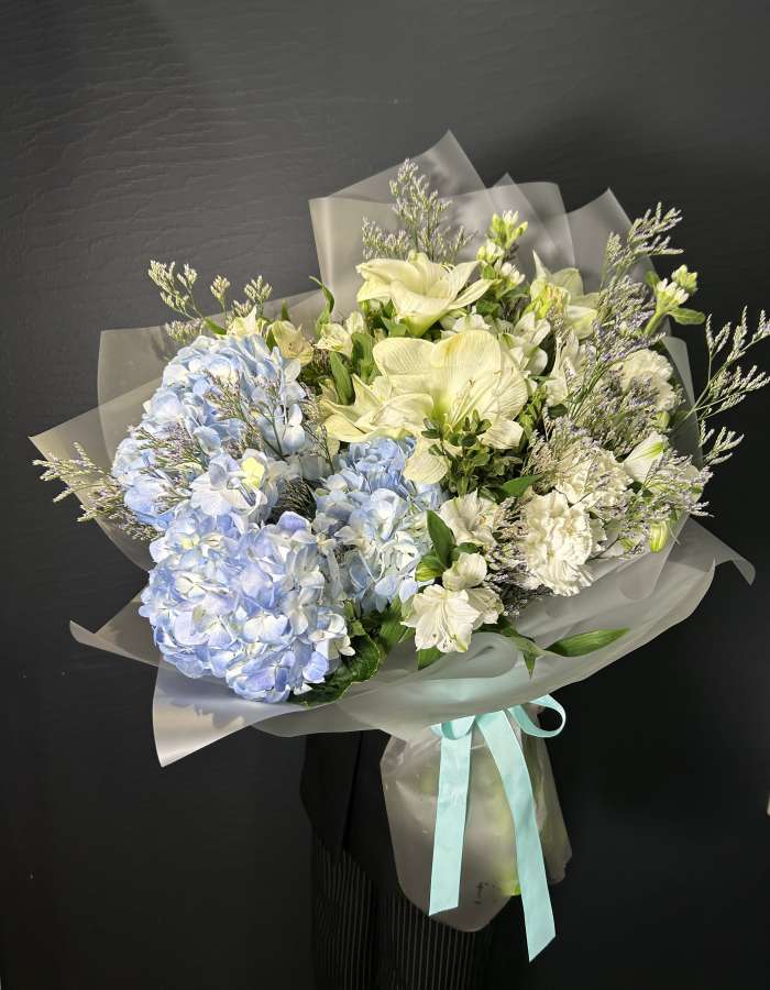 Букет из гортензий и амарилисов "Ледяная Сказка"