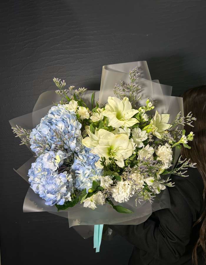 Букет из гортензий и амарилисов "Ледяная Сказка"