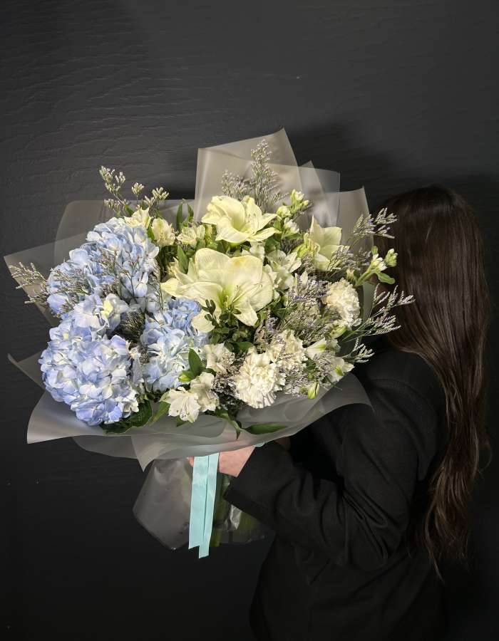 Букет из гортензий и амарилисов "Ледяная Сказка"