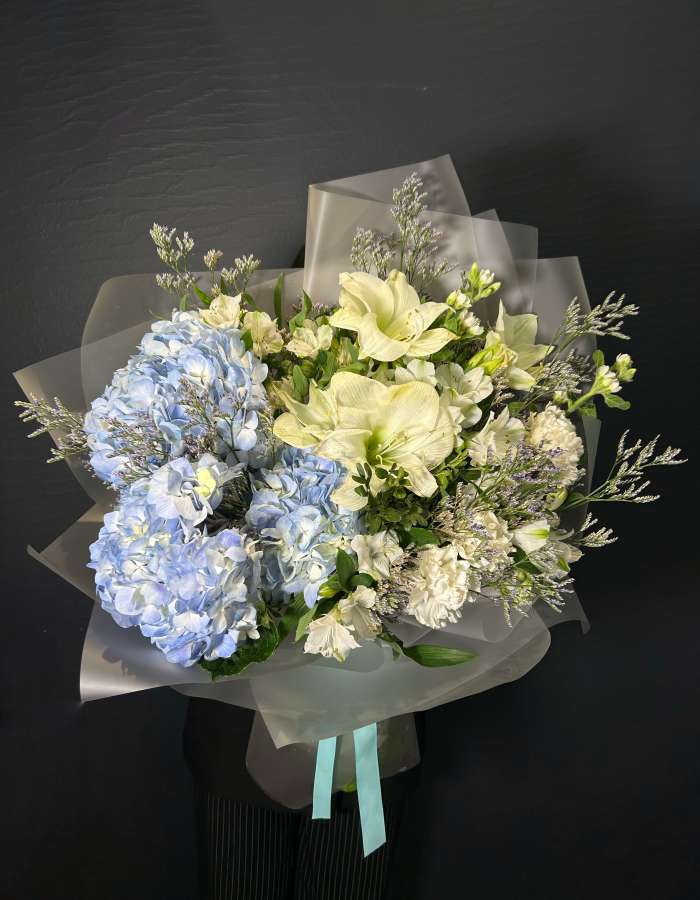 Букет из гортензий и амарилисов "Ледяная Сказка"