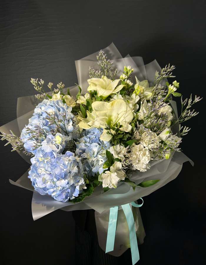 Букет из гортензий и амарилисов "Ледяная Сказка"