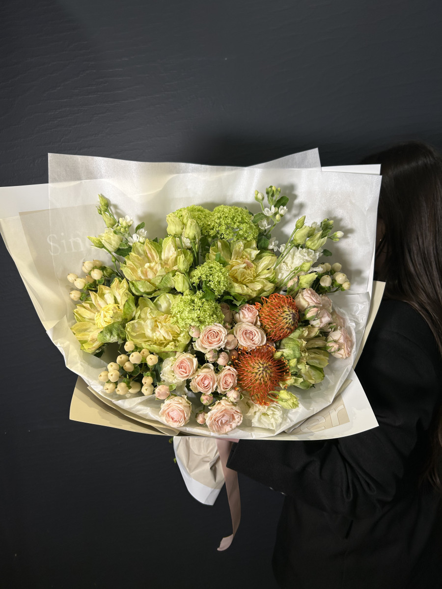 Букет с розами сорта Вегги(Veggie) и кустовой розой "Джаз"