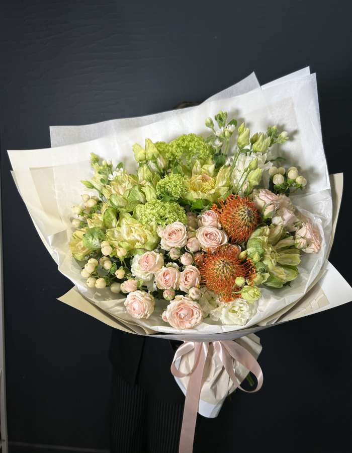 Букет с розами сорта Вегги(Veggie) и кустовой розой "Джаз"