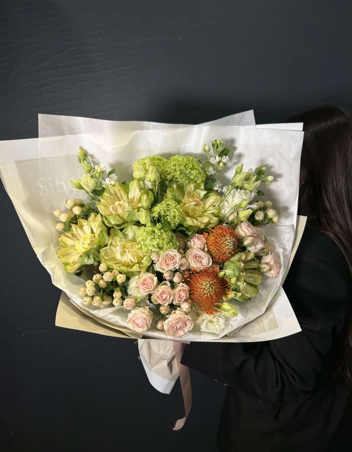 Букет с розами сорта Вегги(Veggie) и кустовой розой "Джаз"