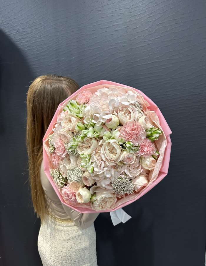 Букет из пионовидных роз и гортензий "Шампань"