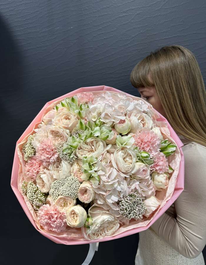 Букет из пионовидных роз и гортензий "Шампань"