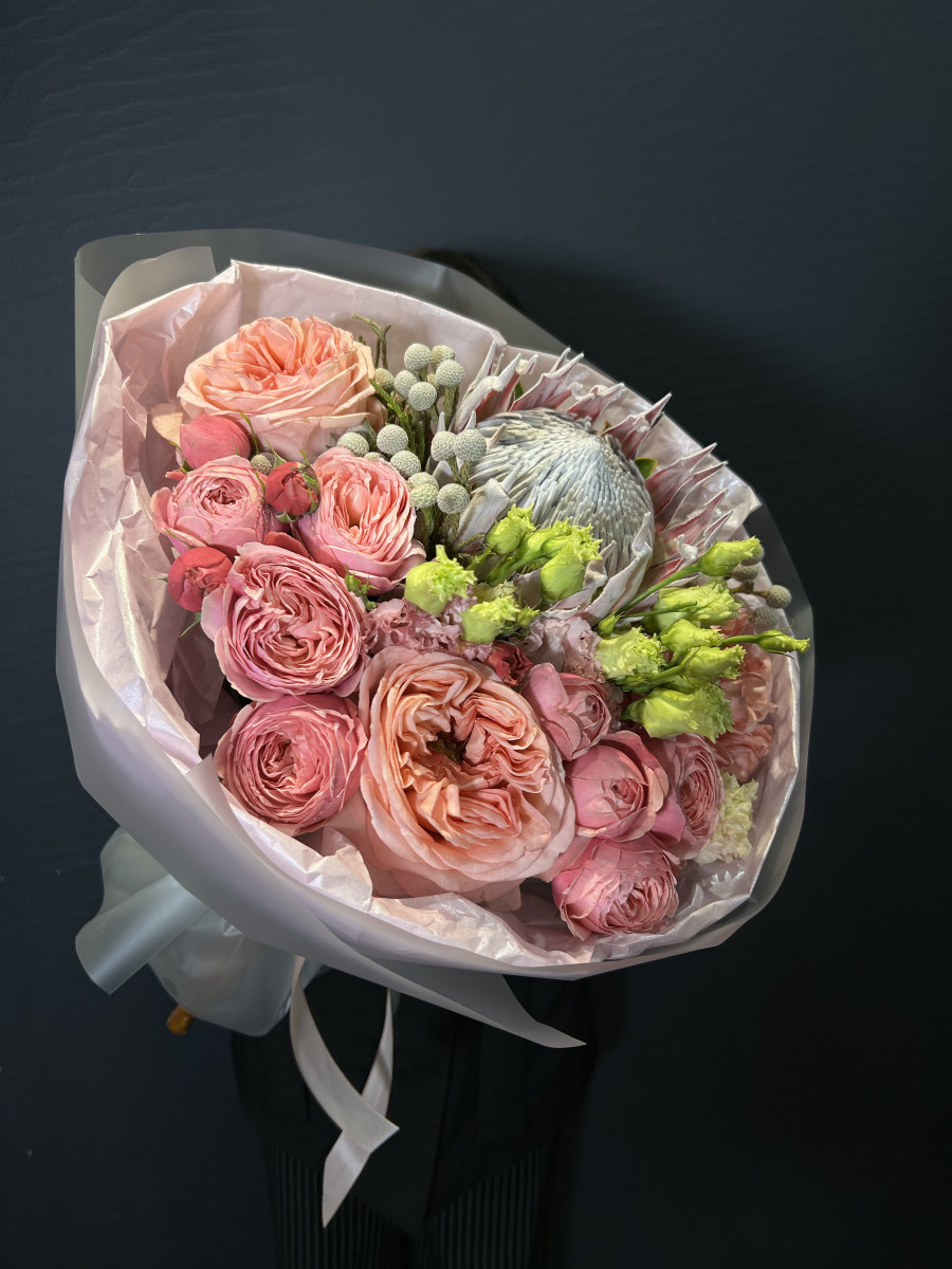 Букет из пионовидных розовых роз и протеи "Лиссабон"