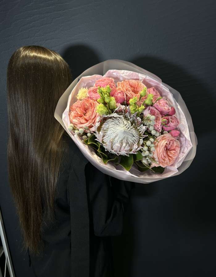 Букет из пионовидных розовых роз и протеи "Лиссабон"