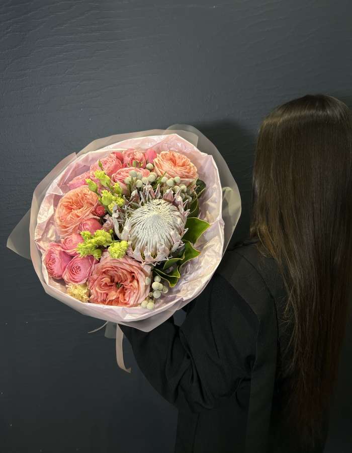 Букет из пионовидных розовых роз и протеи "Лиссабон"