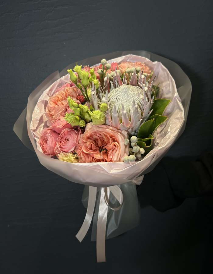 Букет из пионовидных розовых роз и протеи "Лиссабон"