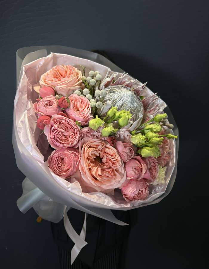 Букет из пионовидных розовых роз и протеи "Лиссабон"