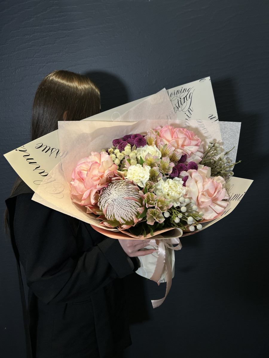 Букет из роз сорта Эсперанса(Esperance) и протеи "Притяжение"