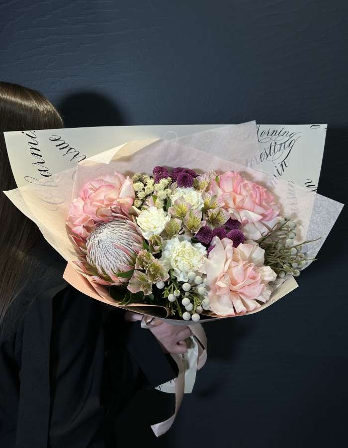 Букет из роз сорта Эсперанса(Esperance) и протеи "Притяжение"