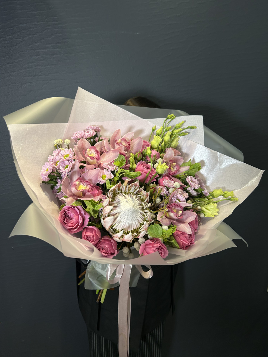 Букет из орхидей сорта Цимбидиум и протеи "Формула любви"