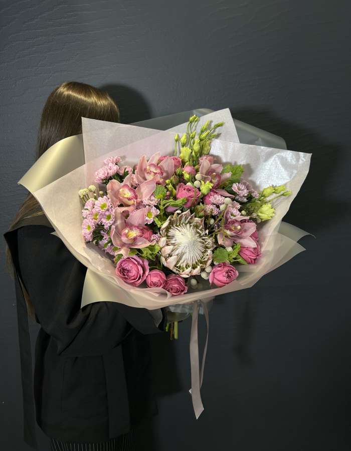 Букет из орхидей сорта Цимбидиум и протеи "Формула любви"