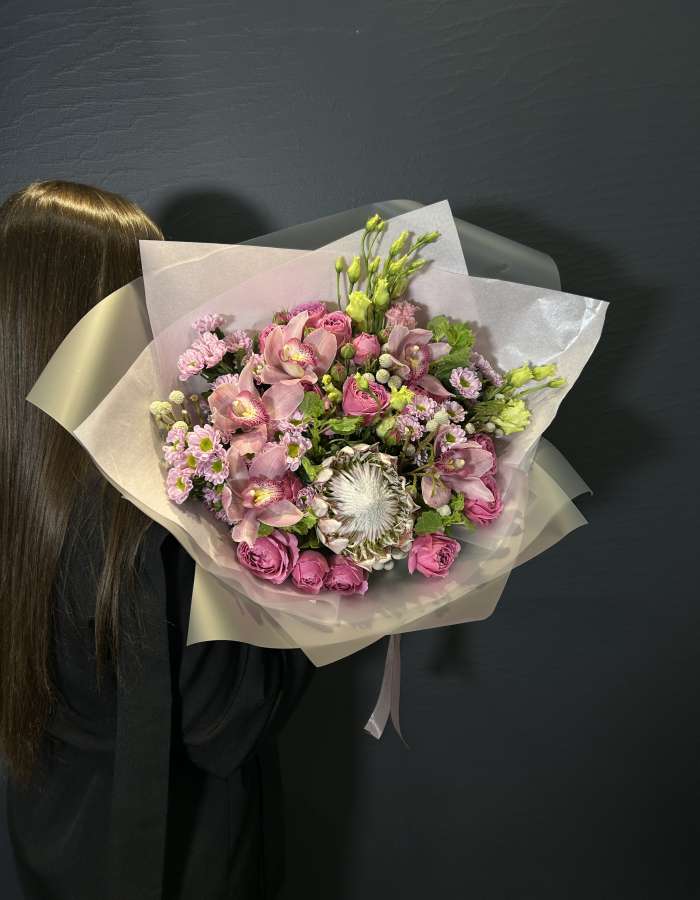 Букет из орхидей сорта Цимбидиум и протеи "Формула любви"