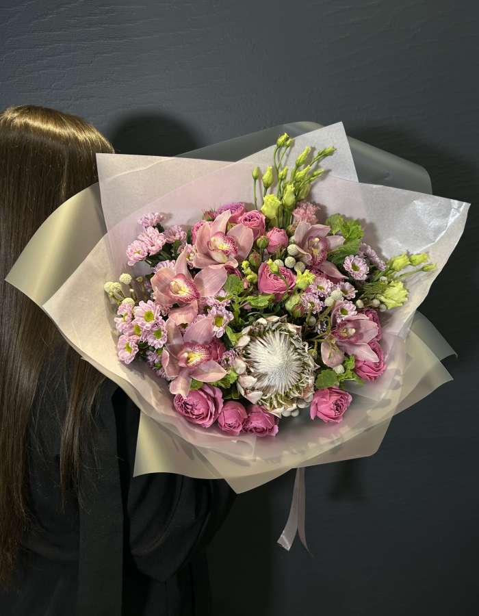 Букет из орхидей сорта Цимбидиум и протеи "Формула любви"