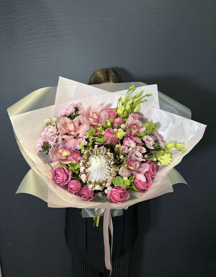 Букет из орхидей сорта Цимбидиум и протеи "Формула любви"