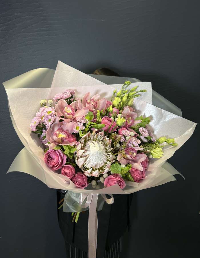 Букет из орхидей сорта Цимбидиум и протеи "Формула любви"