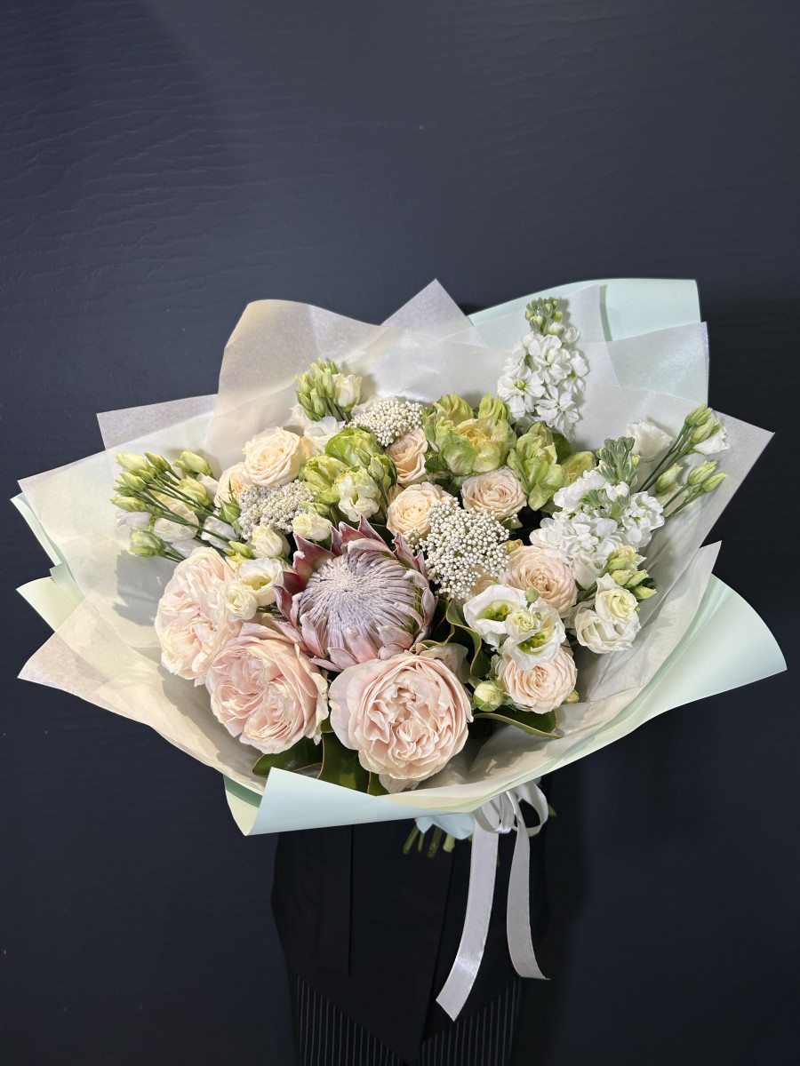 Букет из пионовидных роз и протеи "Рождение Звезды"