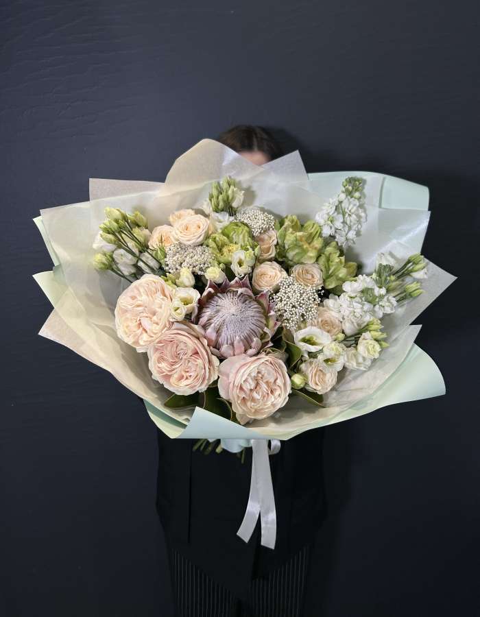 Букет из пионовидных роз и протеи "Рождение Звезды"