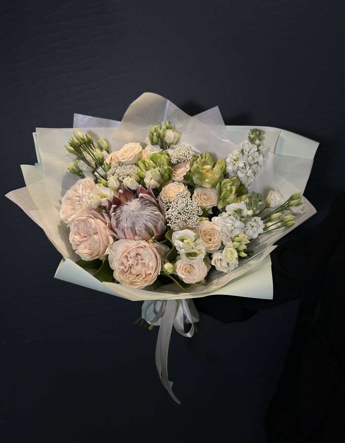 Букет из пионовидных роз и протеи "Рождение Звезды"