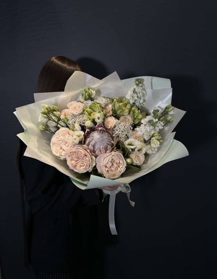 Букет из пионовидных роз и протеи "Рождение Звезды"