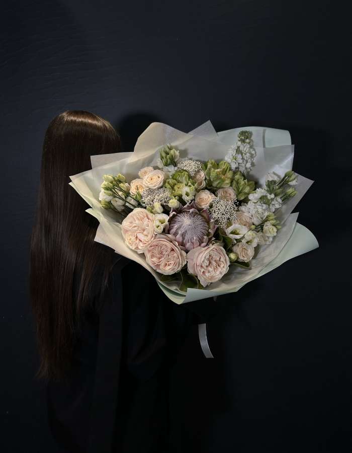 Букет из пионовидных роз и протеи "Рождение Звезды"