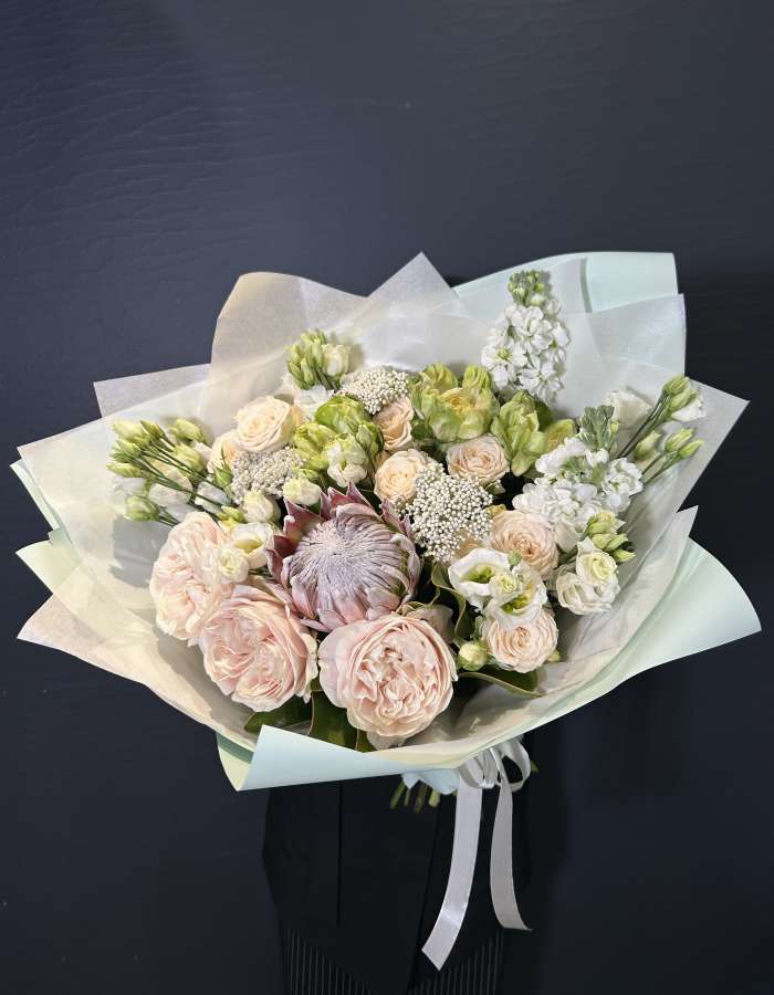 Букет из пионовидных роз и протеи "Рождение Звезды"