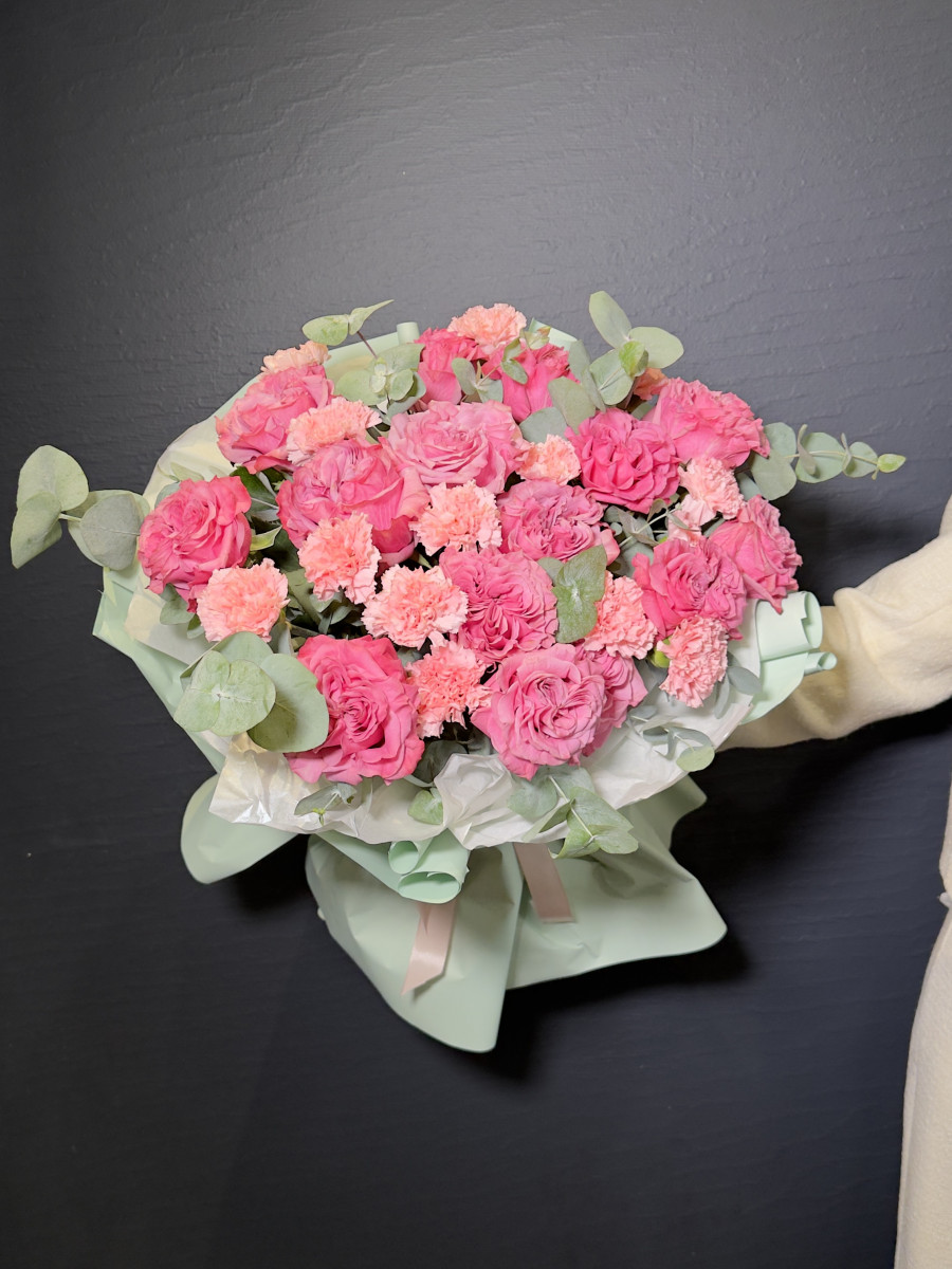 Букет из розовых роз и диантусов "Аргентинское танго"