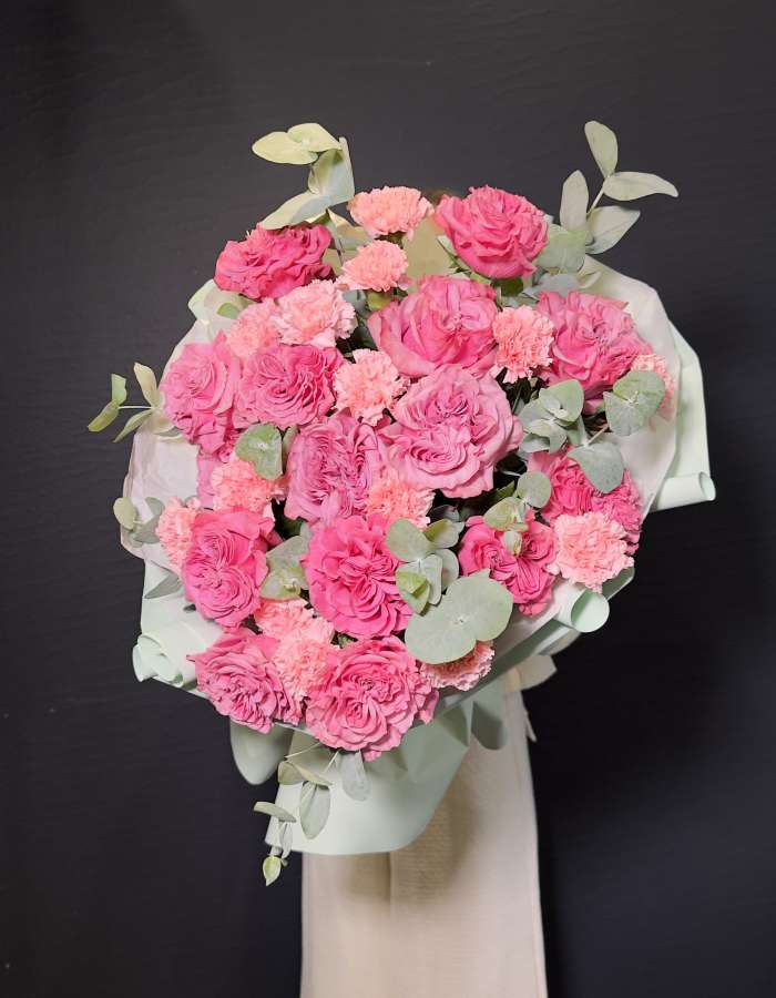 Букет из розовых роз и диантусов "Аргентинское танго"