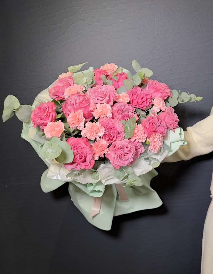 Букет из розовых роз и диантусов "Аргентинское танго"