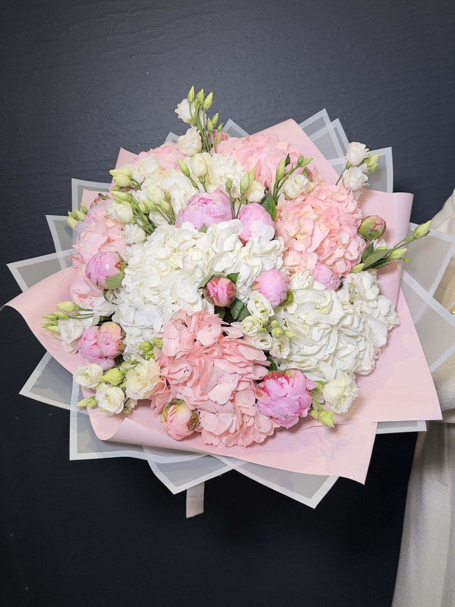 Букет из гортензий и розовых пионов "Нежнее нежного"
