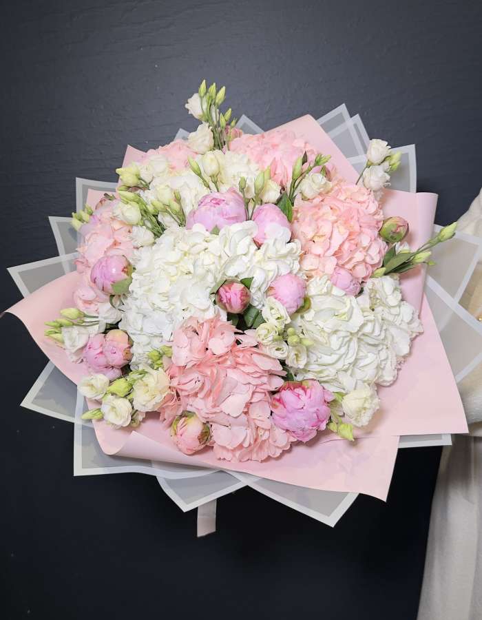 Букет из гортензий и розовых пионов "Нежнее нежного"
