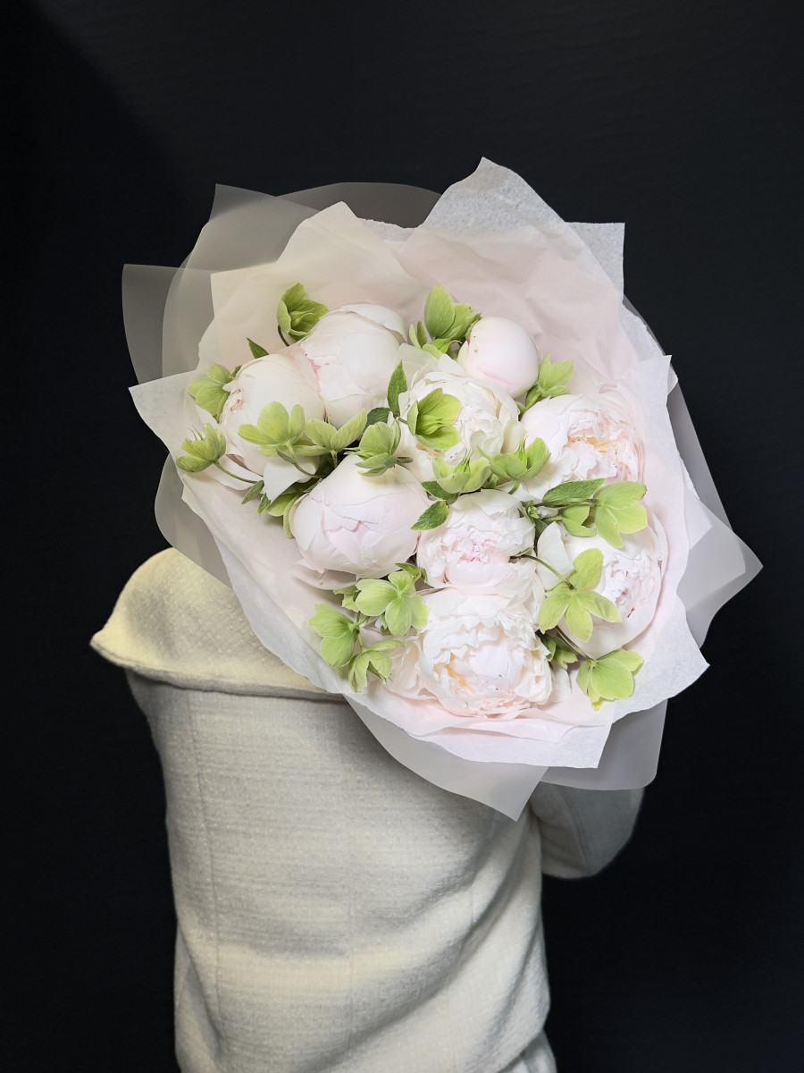 Букет из розовых пионов и хелеборуса "Весенний подарок"