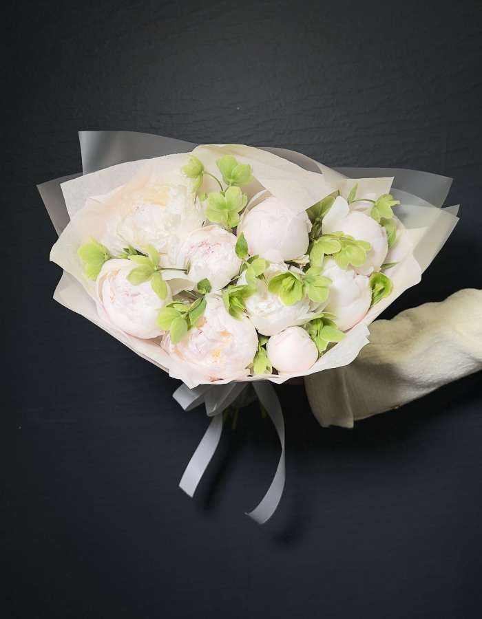 Букет из розовых пионов и хелеборуса "Весенний подарок"
