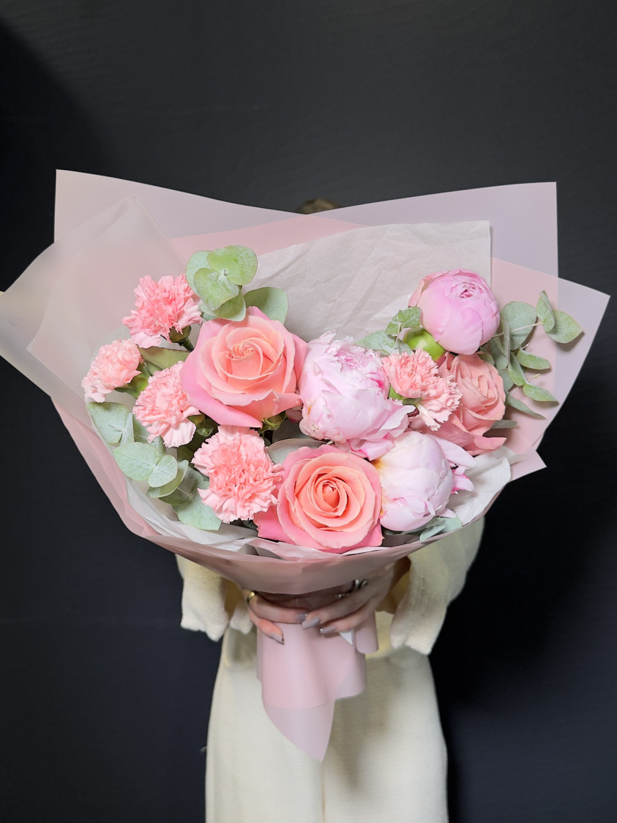 Букет из розовых пионов и диантусов "Стильный подарок"