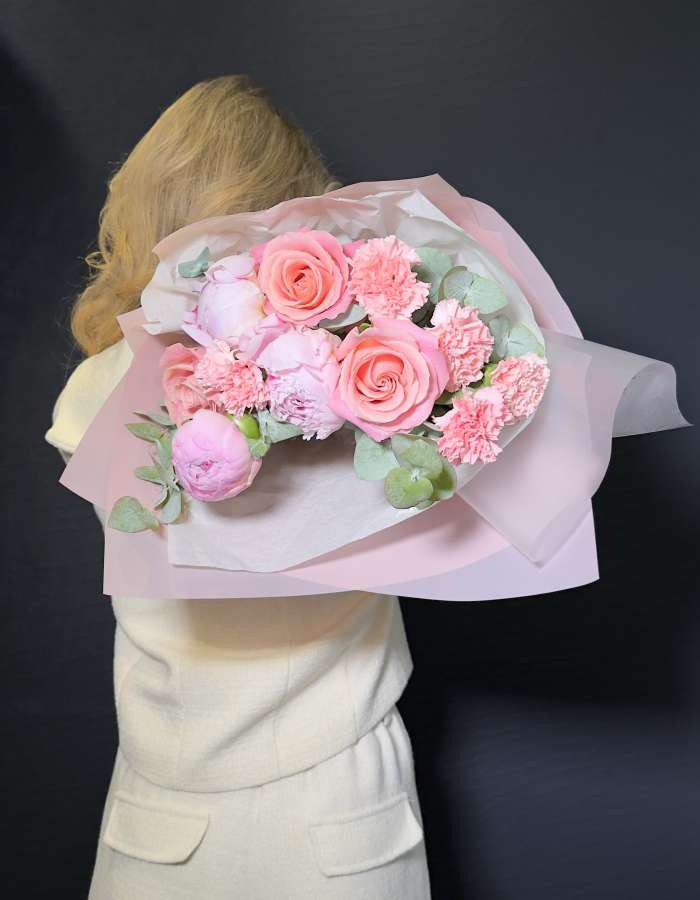 Букет из розовых пионов и диантусов "Стильный подарок"