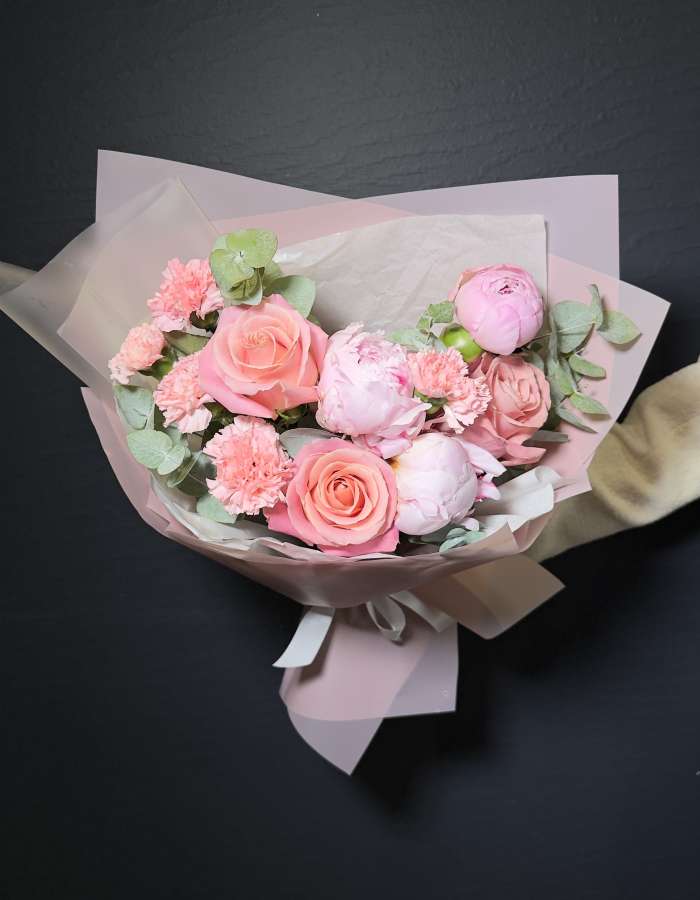 Букет из розовых пионов и диантусов "Стильный подарок"