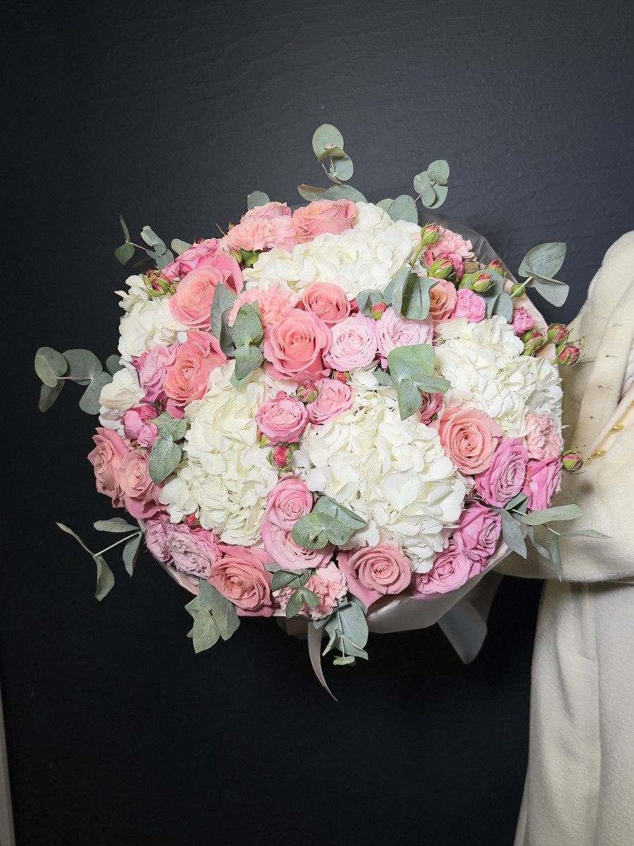 Букет из роз сорта Хермоза и белых гортензий "Романтический"