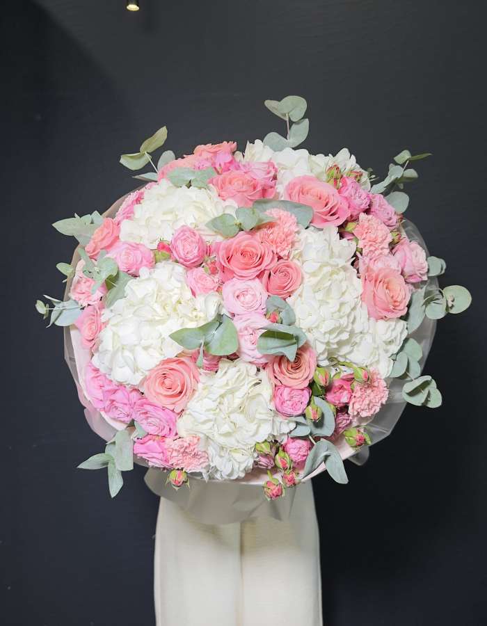 Букет из роз сорта Хермоза и белых гортензий "Романтический"